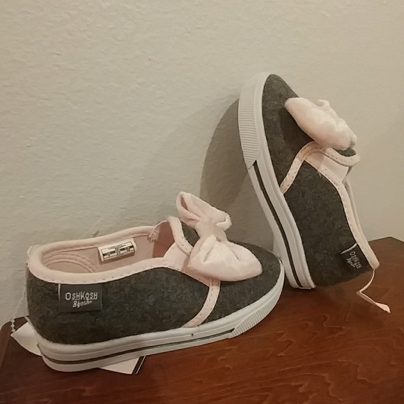 OshKosh B'gosh gray slip-on sneaker w/ pink bow - Picture 2 of 8